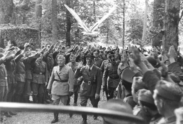 IMAGO History, Zweiter Weltkrieg: 1939 - 1945 Mussolini and Hitler at the Wehrmacht Oberkommando Mussolini and Hitler at the Wehrmacht Oberkommando Summer 1941 Germany - Second World War Copyright: xPhoto12 ArchivesxSnarkx DFS09A10_432