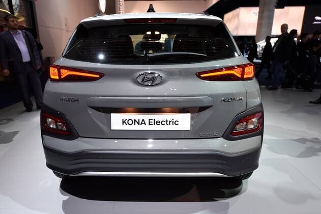 IAA 2019 10.09.2019 Frankfurt am Main x1x Internationale Automobil-Ausstellung 2019. Im Bild (l-r): Auf dem Stand von Hyundai steht ein KONA Elektro. Frankfurt am Main Frankfurt am Main Hessen Germany *** IAA 2019 10 09 2019 Frankfurt am Main x1x International Motor Show 2019 Picture l r Hyundais stand features a KONA Elektro Frankfurt am Main Frankfurt am Main Hessen Germany