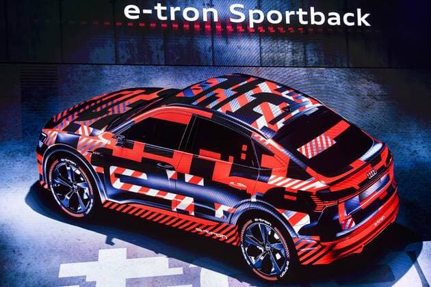 10.09.2019, xkvx, Wirtschaft Automobil, IAA 2019 - Internationale Automobil Ausstellung emspor, v.l. Hildegard Wortmann (Vorstandsmitglied Audi AG - Marketing und Vertrieb) praesentiert den Audi e-tron Sportback Frankfurt am Main *** 10 09 2019, xkvx, Wirtschaft Automobil, IAA 2019 International Motor Show emspor, v l Hildegard Wortmann Member of the Board of Management Audi AG Marketing and Sales presents the Audi e tron Sportback Frankfurt am Main