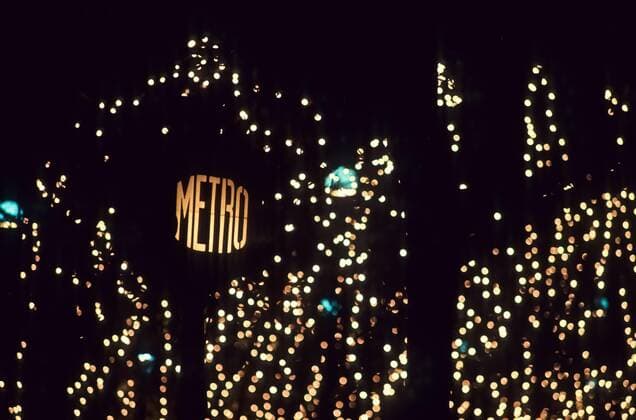 IMAGO Creative: Countdown bis Weihnachten, Nach Hause reisen Paris, Weihnachten, Metro - Paris, Metro at Christmas Time *** Paris, Christmas, Metro Paris, Metro at Christmas Time