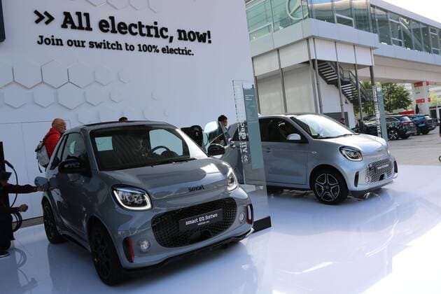 Smart fortwo EQ Cabrio facelift edition one (Elekroauto, links) und Smart Forfour EQ facelift, Weltpremiere, 68. IAA (Internationale Automobil-Ausstellung International Motor Show) PKW 2019, 12.-22.09.2019, Pressetage 10. & 11.09.2019, Frankfurt am Main (D), Messe, Auto, *** Smart fortwo EQ Cabrio facelift edition one Electric car, left and Smart Forfour EQ facelift, world premiere, 68 IAA International Motor Show International Motor Show Cars 2019, 12 22 09 2019, Press days 10 11 09 2019, Frankfurt am Main D , Messe, Auto,