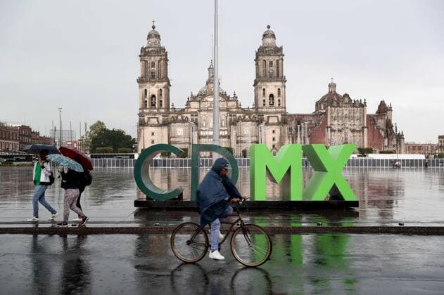 Mexiko, schwere Regenfälle September 10, 2019: EUM20190910ACT07.JPG.CIUDAD DE MEXICO Rain Lluvia-CMDX.- La noche de este martes 10 de septiembre de 2019 se registraron lluvias de moderadas a fuertes en diferentes puntos de la Ciudad de Mexico. En la imagen, la zona del Centro Historico capitalino. Foto: Agencia EL UNIVERSAL EVZ Copyright: xValentexRosasx