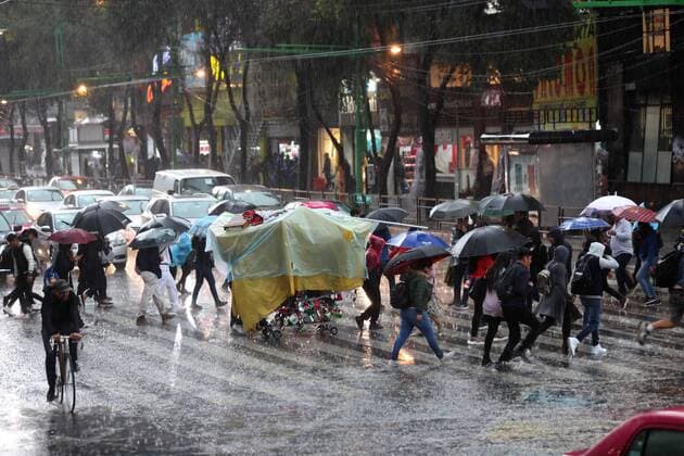 Mexiko, schwere Regenfälle September 10, 2019: EUM20190910ACT06.JPG.CIUDAD DE MEXICO Rain Lluvia-CMDX.- La noche de este martes 10 de septiembre de 2019 se registraron lluvias de moderadas a fuertes en diferentes puntos de la Ciudad de Mexico. En la imagen, la zona del Centro Historico capitalino. Foto: Agencia EL UNIVERSAL EVZ Copyright: xValentexRosasx