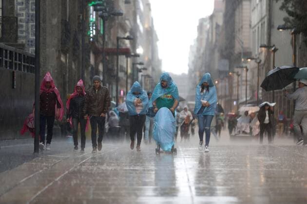 Mexiko, schwere Regenfälle September 10, 2019: EUM20190910ACT05.JPG.CIUDAD DE MEXICO Rain Lluvia-CMDX.- La noche de este martes 10 de septiembre de 2019 se registraron lluvias de moderadas a fuertes en diferentes puntos de la Ciudad de Mexico. En la imagen, la zona del Centro Historico capitalino. Foto: Agencia EL UNIVERSAL EVZ Copyright: xValentexRosasx