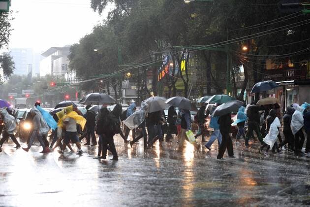 Mexiko, schwere Regenfälle September 10, 2019: EUM20190910ACT09.JPG.CIUDAD DE MEXICO Rain Lluvia-CMDX.- La noche de este martes 10 de septiembre de 2019 se registraron lluvias de moderadas a fuertes en diferentes puntos de la Ciudad de Mexico. En la imagen, la zona del Centro Historico capitalino. Foto: Agencia EL UNIVERSAL EVZ Copyright: xValentexRosasx