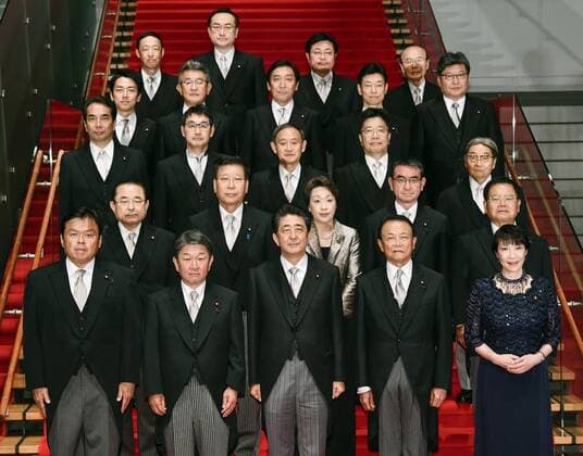 Bilder des Jahres 2019, News 09 September News Themen der Woche KW37 News Bilder des Tages Japan PM Abe s Cabinet reshuffle Japanese Prime Minister Shinzo Abe (front C) and members of his reshuffled Cabinet pose for a photo at his office in Tokyo on Sept. 11, 2019. 