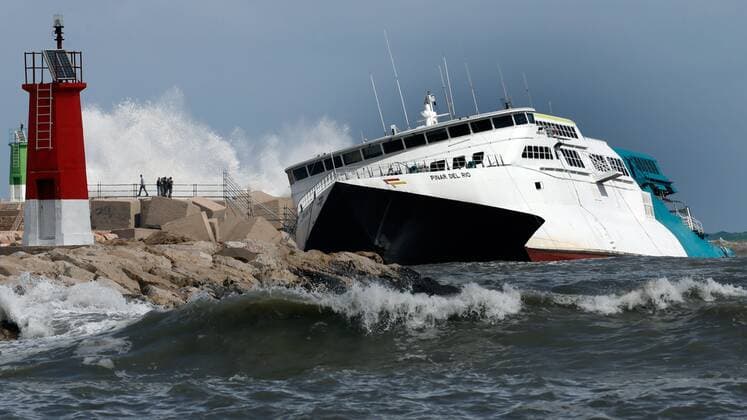 Bilder des Jahres 2019, News 09 September News Themen der Woche KW37 Waves break on the tourist cruise ship of the Balearia, that ran aground last August as it was approaching the port of Denia, in Alicante province, Valencia, eastern Spain, 11 September 2019. Forecasts predict heavy rains and storms in the eastern and southern coasts of the country, which may accumulate 180 liters per square meter in 12 hours and 90 liters per square meter per hour, therefore a red warning has been issued along the Mediterranean coast. Red warning for heavy rains in the eastern and southern coasts !ACHTUNG: NUR REDAKTIONELLE NUTZUNG!  Copyright: xJuanxCarlosxCardenasx GRAFCVA100 20190911-637038095199471944