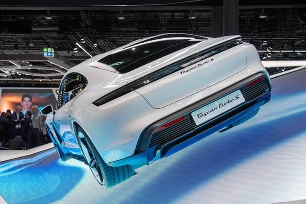Der Porsche Taycan turbo S, erster rein elektrisch angetriebenen Sportwagen mit 625 PS und mehr als 400 Kilometern Reichweite auf den Markt. Deutschland, Frankfurt, 11.09.2019, IAA 2019 - Impressionen, Messe