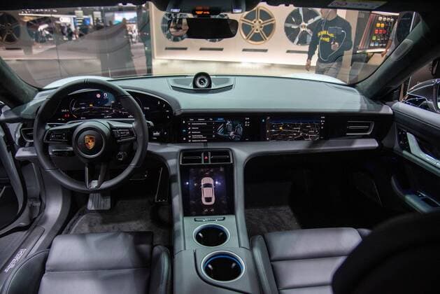 Der Porsche Taycan turbo S, erster rein elektrisch angetriebenen Sportwagen mit 625 PS und mehr als 400 Kilometern Reichweite auf den Markt, Blick in das Cockpit. Deutschland, Frankfurt, 11.09.2019, IAA 2019 - Impressionen, Messe *** The Porsche Taycan turbo S, the first purely electrically powered sports car with 625 hp and a range of more than 400 kilometres on the market, view of the cockpit Germany, Frankfurt, 11 09 2019, IAA 2019 Impressions, trade show