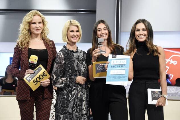 Katja Burkard, Brigitte Mohn, Leila Rudzki und Nazan Eckes mit allen Preisträgern bei der Verleihung des RTL Com.mit Award auf der IFA 2019 am Stand von n-tv. Berlin, 11.09.2019
