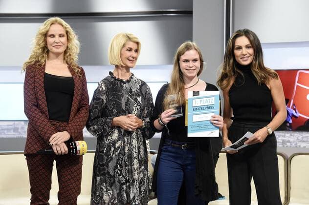 Katja Burkard, Brigitte Mohn, Jana Zeh und Nazan Eckes mit allen Preisträgern bei der Verleihung des RTL Com.mit Award auf der IFA 2019 am Stand von n-tv. Berlin, 11.09.2019