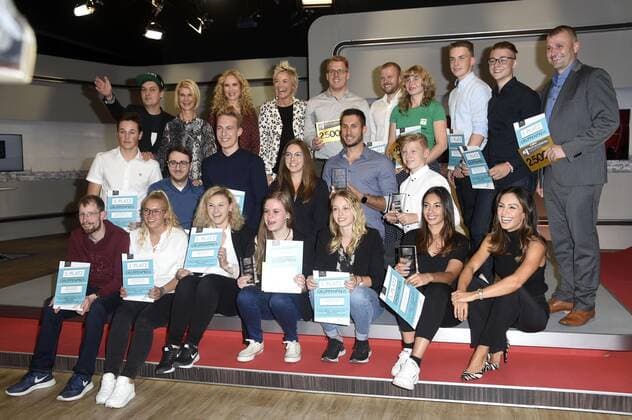 Katja Burkard, Nazan Eckes, Brigitte Mohn, LeFloid und Inka Bause mit allen Preisträgern bei der Verleihung des RTL Com.mit Award auf der IFA 2019 am Stand von n-tv. Berlin, 11.09.2019