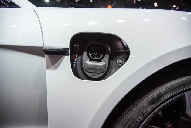 Der Porsche Taycan turbo S, erster rein elektrisch angetriebenen Sportwagen mit 625 PS und mehr als 400 Kilometern Reichweite auf den Markt. Die Ladeklappe öffnet sich nach einem leichten Fingerdruck. Deutschland, Frankfurt, 11.09.2019, IAA 2019 - Impressionen, Messe *** The Porsche Taycan turbo S, the first purely electrically powered sports car with 625 hp and a range of more than 400 kilometres on the market The loading flap opens after a light finger touch Germany, Frankfurt, 11 09 2019, IAA 2019 Impressions, trade fair