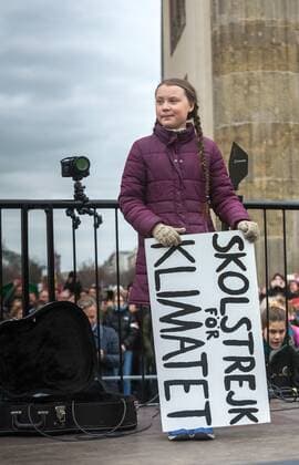 Berlin, Deutschland - FridaysForFuture, Greta Thunberg. 29.03.2019, Berlin, Deutschland, DEU - Die schwedische Klimaschutzaktivistin Greta Thunberg spricht anlaesslich der FridaysForFuture Demonstration am Brandenburger Tor. Berlin Berlin Deutschland