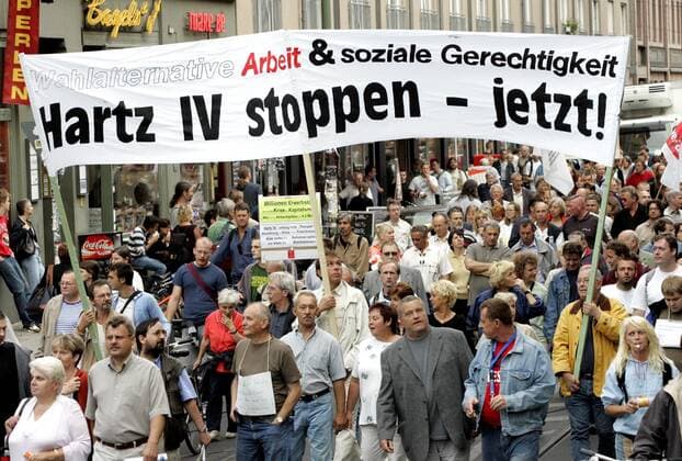 Berlin, Deutschland - Montagsdemonstration gegen Hartz IV 23.08.2004, Berlin, Deutschland, DEU - Montagsdemonstration in Berlin gegen Hartz IV. Banner mit der Aufschrift: Hartz IV stoppen - jetzt. Berlin Berlin Deutschland