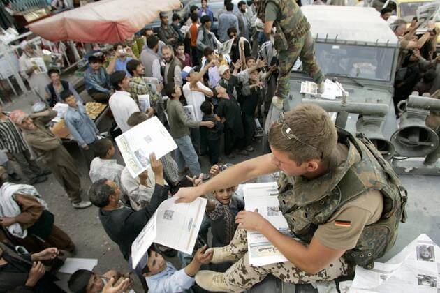 Kabul, Afghanistan - Deutscher ISAF Soldat der Operativen Information Einheit PSYOPS 07.09.2004, Kabul, Afghanistan, AFG - ISAF Soldaten der Operativen Information Einheit verteilen Zeitungen an die afghanische Zivilbevoelkerung. Kabul Kabul Afghanistan *** Kabul, Afghanistan German ISAF soldier of the Operational Information Unit PSYOPS 07 09 2004, Kabul, Afghanistan, AFG ISAF soldiers of the Operational Information Unit distribute newspapers to the Afghan civilian population Kabul Kabul Afghanistan