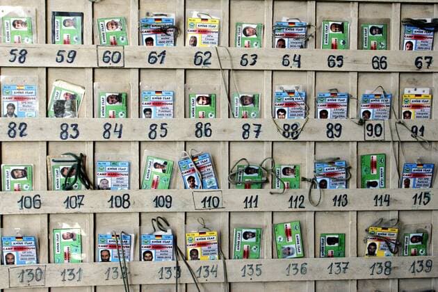 Kabul, Afghanistan - Sortierte ID Karten afghanischer Arbeiter 10.09.2004, Kabul, Afghanistan, AFG - Sortierte ID Karten, von fuer die Bundeswehr arbeitenden afghanischen Arbeitern. Kabul Kabul Afghanistan *** Kabul, Afghanistan Sorted ID cards of Afghan workers 10 09 2004, Kabul, Afghanistan, AFG Sorted ID cards of Afghan workers working for the Bundeswehr Kabul Kabul Afghanistan
