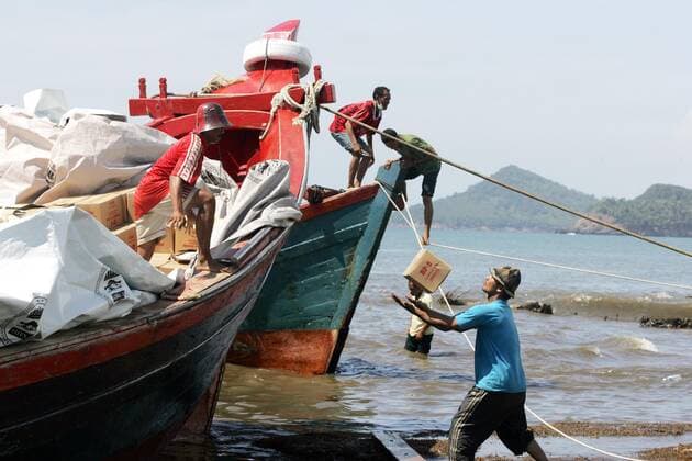 Lhok Nga, Indonesien - Care Hilfsguetertransport fuer Tsunami-Opfer 12.01.2005, Lhok Nga, Sumatra, Indonesien, IDN - Mitarbeiter der Schiffsbesatzung und der Hilfsorganisation Care International beim Entladen des Schiffes mit Hilfsguetern an der Kueste von Lhok Nga. Lhok Nga Lhok Nga Indonesien *** Lhok Nga, Indonesia Care Relief transport for tsunami victims 12 01 2005, Lhok Nga, Sumatra, Indonesia, IDN employees of the ships crew and the relief organization Care International unloading the ship with relief supplies at the coast of Lhok Nga Lhok Nga Lhok Nga Indonesia