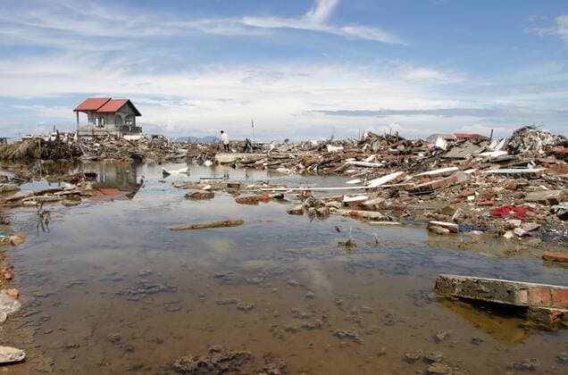 Banda Aceh, Indonesien - Zerstoertes Banda Aceh nach dem Tsunami 15.01.2005, Banda Aceh, Sumatra, Indonesien, IDN - Aufgestautes Meerwasser zwischen den Ruinen, der durch den Tsunami zerstoerten Stadt Banda Aceh. Banda Aceh Aceh Indonesien *** Banda Aceh, Indonesia Destroyed Banda Aceh after the tsunami 15 01 2005, Banda Aceh, Sumatra, Indonesia, IDN Dammed seawater between the ruins of the tsunami-destroyed city of Banda Aceh Banda Aceh Aceh Indonesia
