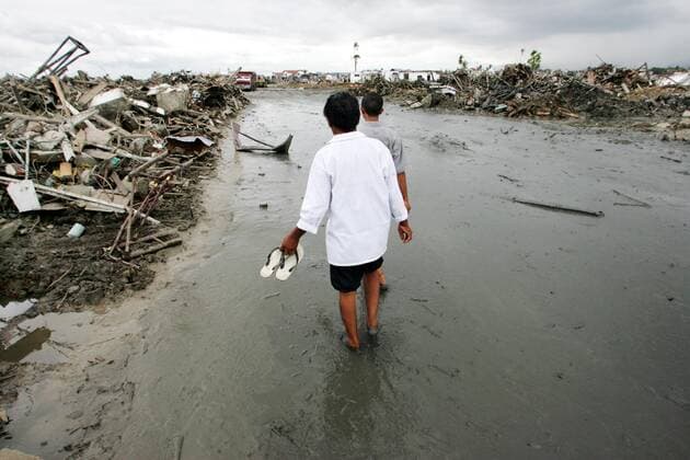 Banda Aceh, Indonesien - Zerstoertes Banda Aceh nach dem Tsunami 15.01.2005, Banda Aceh, Sumatra, Indonesien, IDN - Bewohner der, durch den Tsunami zerstoerten Stadt Banda Aceh, verschaffen sich ein Bild der Lage. Banda Aceh Aceh Indonesien *** Banda Aceh, Indonesia Destroyed Banda Aceh after the Tsunami 15 01 2005, Banda Aceh, Sumatra, Indonesia, IDN Residents of the Tsunami Destroyed City of Banda Aceh, Banda Aceh Aceh Indonesia, Banda Aceh Aceh Aceh, Indonesia