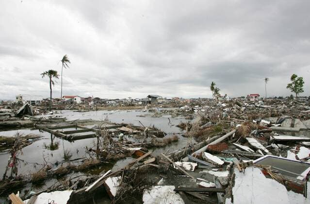 Banda Aceh, Indonesien - Zerstoertes Banda Aceh nach dem Tsunami 15.01.2005, Banda Aceh, Sumatra, Indonesien, IDN - Aufgestautes Meerwasser zwischen den Ruinen der, durch den Tsunami zerstoerten Stadt Banda Aceh. Banda Aceh Aceh Indonesien *** Banda Aceh, Indonesia Destroyed Banda Aceh after the tsunami 15 01 2005, Banda Aceh, Sumatra, Indonesia, IDN Dammed seawater between the ruins of the tsunami-damaged city of Banda Aceh Banda Aceh Aceh Indonesia