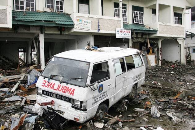 Banda Aceh, Indonesien - Zerstoertes Banda Aceh nach dem Tsunami 15.01.2005, Banda Aceh, Sumatra, Indonesien, IDN - Ruinen, der durch den Tsunami zerstoerten Stadt Banda Aceh. Inmitten der Verwuestung steht ein Krankenwagen. Banda Aceh Aceh Indonesien *** Banda Aceh, Indonesia Destroyed Banda Aceh after the Tsunami 15 01 2005, Banda Aceh, Sumatra, Indonesia, IDN Ruins of the Tsunami Destroyed City of Banda Aceh In the midst of devastation stands an ambulance Banda Aceh Aceh Indonesia