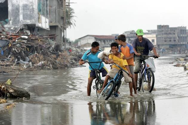 Banda Aceh, Indonesien - Zerstoertes Banda Aceh nach dem Tsunami 15.01.2005, Banda Aceh, Sumatra, Indonesien, IDN - Tsunami. Eine Jungengruppe faehrt mit ihren Fahrraedern durch die ueberschwemmten Strassen der zerstoerten Innenstadt von Banda Aceh. Banda Aceh Aceh Indonesien *** Banda Aceh, Indonesia Destroyed Banda Aceh after the Tsunami 15 01 2005, Banda Aceh, Sumatra, Indonesia, IDN Tsunami A group of boys riding their bicycles through the flooded streets of the destroyed inner city of Banda Aceh Banda Aceh Aceh Indonesia