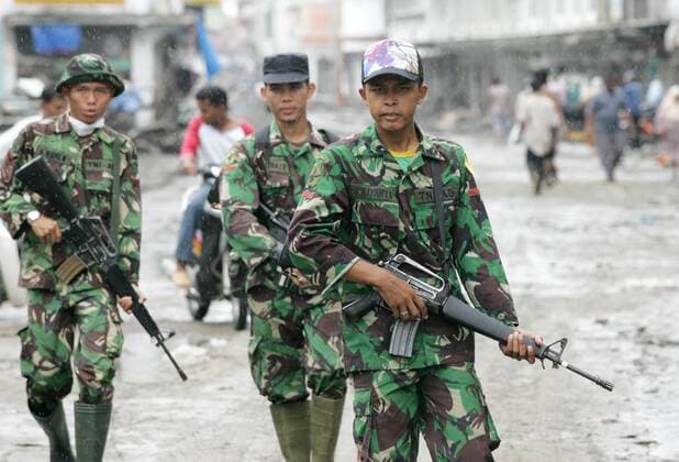 Banda Aceh, Indonesien - Zerstoertes Banda Aceh nach dem Tsunami 15.01.2005, Banda Aceh, Sumatra, Indonesien, IDN - Zerstoertes Banda Aceh nach dem Tsunami. Eine Gruppe von indonesischen Soldaten patrouillieren mit Waffen in der zerstoerten Innenstadt. Banda Aceh Aceh Indonesien *** Banda Aceh, Indonesia Destroyed Banda Aceh after the Tsunami 15 01 2005, Banda Aceh, Sumatra, Indonesia, IDN Destroyed Banda Aceh after the Tsunami A group of Indonesian soldiers patrolling with weapons in the destroyed inner city Banda Aceh Aceh Indonesia