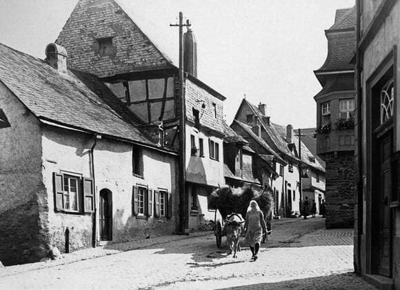 Enkirch Straßenszene mit einer Bäuerin und ihrem Ochsenfuhrwerk auf den Straßen von Enkirch an der Mosel, Deutschland 1930er Jahre. Street scene with a farm woman and her cattle carriage in the streets of Enkirch at river Moselle, Germany 1930s., Enkirch Rheinland Pfalz Deutsches Reich Copyright: JakobxVolk UnitedArchives0188