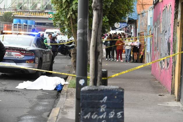 Mexiko, Tote nach Schüssen auf Ladendiebe in Mexiko-Stadt September 11, 2019: EUM20190911SOC01.JPG.CIUDAD DE MEXICO, ViolenceViolencia-Balacera.- 11 septiembre 2019. Una joven de aproximadamente 25 anos de edad que transitaba en la Avenida Central, en el limite de Nezahualcoyotl y la alcaldia Gustavo A. Madero, murio al ser alcanzada por una bala perdida cuando dos supuestos ladrones pretendian escapar de policias locales que los perseguian por robar una camioneta cargada con pollo. Foto Agencia EL UNIVERSALArmando MartinezAFBV. Copyright: xElxUniversalx