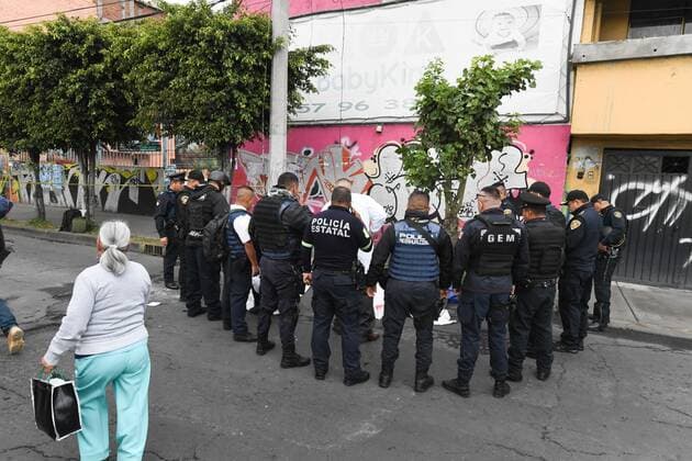Mexiko, Tote nach Schüssen auf Ladendiebe in Mexiko-Stadt September 11, 2019: EUM20190911SOC02.JPG.CIUDAD DE MEXICO, ViolenceViolencia-Balacera.- 11 septiembre 2019. Una joven de aproximadamente 25 anos de edad que transitaba en la Avenida Central, en el limite de Nezahualcoyotl y la alcaldia Gustavo A. Madero, murio al ser alcanzada por una bala perdida cuando dos supuestos ladrones pretendian escapar de policias locales que los perseguian por robar una camioneta cargada con pollo. Foto Agencia EL UNIVERSALArmando MartinezAFBV. Copyright: xElxUniversalx