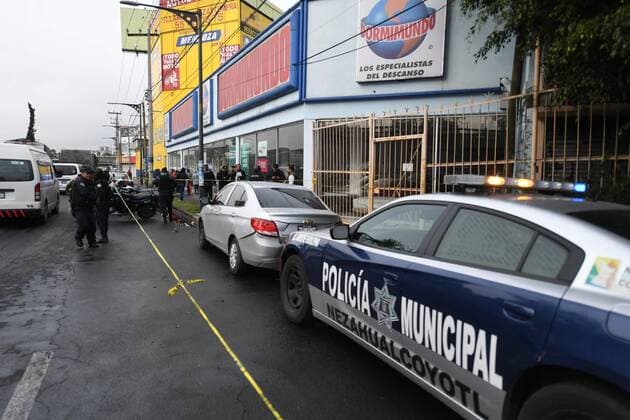 Mexiko, Tote nach Schüssen auf Ladendiebe in Mexiko-Stadt September 11, 2019: EUM20190911SOC04.JPG.CIUDAD DE MEXICO, ViolenceViolencia-Balacera.- 11 septiembre 2019. Una joven de aproximadamente 25 anos de edad que transitaba en la Avenida Central, en el limite de Nezahualcoyotl y la alcaldia Gustavo A. Madero, murio al ser alcanzada por una bala perdida cuando dos supuestos ladrones pretendian escapar de policias locales que los perseguian por robar una camioneta cargada con pollo. Foto Agencia EL UNIVERSALArmando MartinezAFBV Copyright: xElxUniversalx