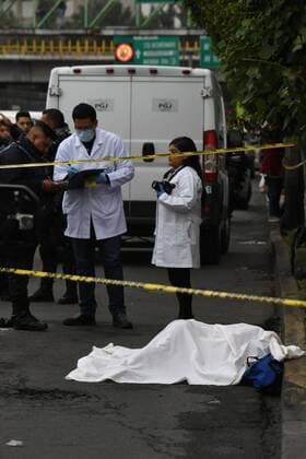 Mexiko, Tote nach Schüssen auf Ladendiebe in Mexiko-Stadt September 11, 2019: EUM20190911SOC03.JPG.CIUDAD DE MEXICO, ViolenceViolencia-Balacera.- 11 septiembre 2019. Una joven de aproximadamente 25 anos de edad que transitaba en la Avenida Central, en el limite de Nezahualcoyotl y la alcaldia Gustavo A. Madero, murio al ser alcanzada por una bala perdida cuando dos supuestos ladrones pretendian escapar de policias locales que los perseguian por robar una camioneta cargada con pollo. Foto Agencia EL UNIVERSALArmando MartinezAFBV Copyright: xElxUniversalx