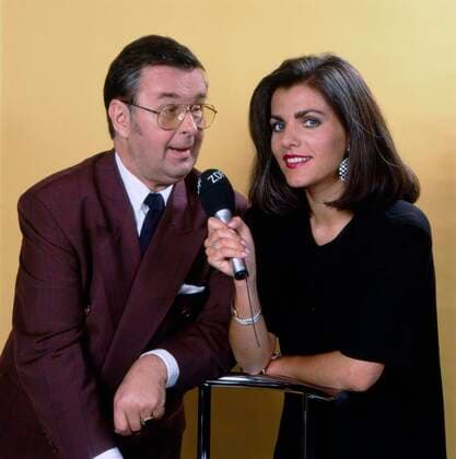 Ernst Hilbich und Birgit Schrowange Die deutsche Fernsehmoderatorin Birgit Schrowange mit Gast und Schauspieler Ernst Hilbisch in der ZDF Sendung Wiedersehen macht Freude wo Kostbarkeiten aus den Archiven des ZDF gezeigt werden, Deutschland 1991. The German television presenter Birgit Schrowange with guest and actor Ernst Hilbisch in the ZDF programme Wiedersehen macht Freude where treasures from the ZDF archives are shown, Germany 1991., Deutschland Copyright: HelmutxReiss UnitedArchives830001355