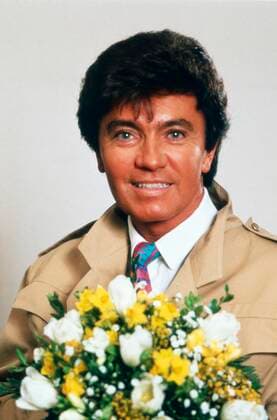 Rex Gildo Der Schauspieler und Schlagersänger Rex Gildo posiert mit einem Blumenstrauß, ca. 1989, Deutschland Copyright: HelmutxReiss UnitedArchives83000142