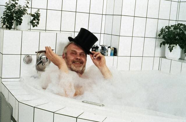 Gunther Emmerlich Gunther Emmerlich, deutscher Sänger und Moderator, faulenzt bei einer Zigarre in der Badewanne, Deutschland ca. 1995. German singer and presenter being lazy with a cigar in his bathtub, Germany ca. 1995., Deutschland Copyright: HelmutxReiss UnitedArchives83000498