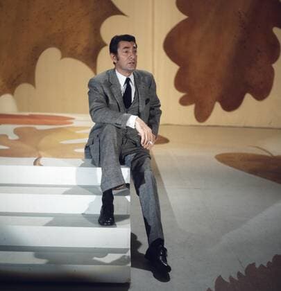 Jean-Claude Pascal Der französische Modedesigner, Schauspieler und Sänger Jean-Claude Pascal singend auf einer Bühne, Deutschland Ende 1960er. French fashion designer, actor and singer Jean-Claude Pascal singing on a stage, Germany late 1960s., Deutschland Copyright: HelmutxReiss UnitedArchives83000592