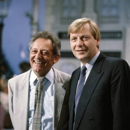 Dalli Dalli, Hans Rosenthal Dalli Dalli, Fernsehshow mit Hans Rosenthal Sendung vom 05.09.1985, Deutschland, (v.l.) Moderator und Entertainer Hans Rosenthal, Politiker Eberhard Diepgen. Dalli Dalli, television show with Hans Rosenthal broadcast from 05.09.1985, Germany, (from left) presenter and entertainer Hans Rosenthal, politician Eberhard Diepgen, München Bayern Deutschland Copyright: HelmutxReiss UnitedArchives830001428
