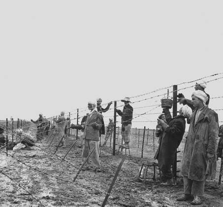 Defence operations at the Algerian-Tunisian border (1958) Algerian War of Independence Defence operations at the Algerian-Tunisian border. French and Muslim workers working on the electrified barbed wire fences. June 1958 Copyright: xPhoto12 Photosvintagesx WTZ04197_005