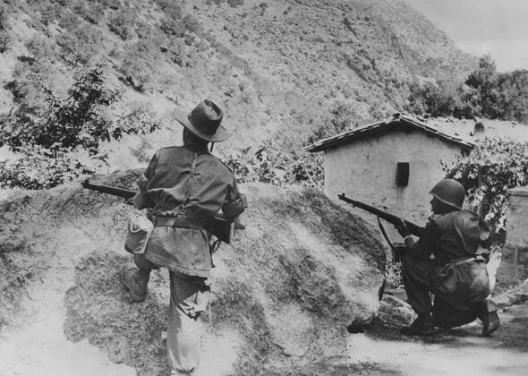 French soldiers tracking down Algerian rebels (1956) Algerian War of Independence. Men of a top colonial unit of the French Army waiting for Algerian rebels bound to show up on the slopes of this dried oued. July 13, 1956 Copyright: xPhoto12 Photosvintagesx WTZ04197_015