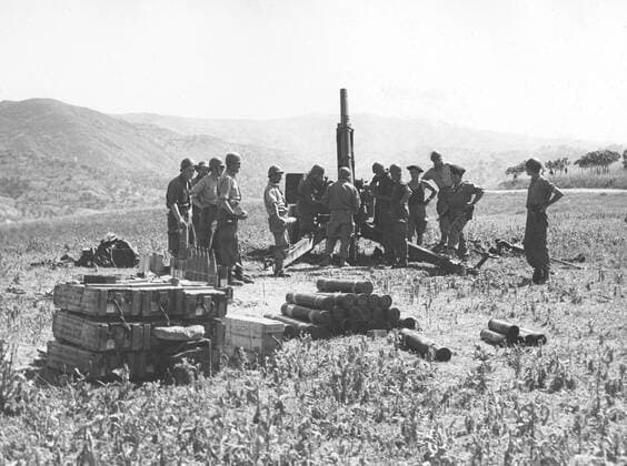 French military operations during the war in Algeria(1956) Algerian War of Independence. French military operations with artillery against outlaws, in the mountains of Great Kabylie. May 1956 Copyright: xPhoto12 Photosvintagesx WTZ04197_025