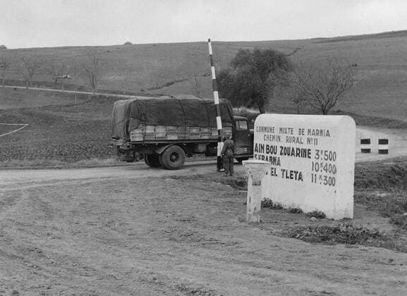 Border between Algeria and Morocco (1956) Algerian War of Independence. Border between Algeria and Morocco, control of a truck. April 1956 Copyright: xPhoto12 Photosvintagesx WTZ04197_028