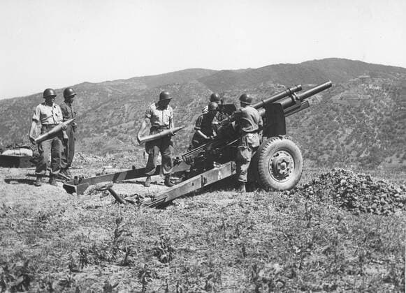 Military operations in Kabylia during the war in Algeria (1956) Algerian War of Independence. Military operations with artillery against outlaws, in the mountains of Kabylia. May 1956 Copyright: xPhoto12 Photosvintagesx WTZ04197_037