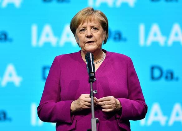 Bilder des Jahres 2019, News 09 September News Themen der Woche KW37 12.09.2019, xfux, Wirtschaft Automobil, IAA 2019 - Internationale Automobil Ausstellung emspor, v.l. Bundeskanzlerin Angela Merkel Frankfurt am Main *** 12 09 2019, xfux, Economy Automotive, IAA 2019 International Motor Show emspor, v l German Chancellor Angela Merkel Frankfurt am Main