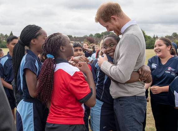 Bilder des Jahres 2019, Entertainment 09 September Entertainment Themen der Woche KW37 Entertainment Bilder des Tages . 12 09 2019. Luton, United Kingdom. Prince Harry, the Duke of Sussex, gets a hug from Zara Jess Gudza during a visit to the Rugby Football Union All Schools programme at Lealands High School in Luton, United Kingdom.  xPoolx xi-Imagesx IIM-20144-0019