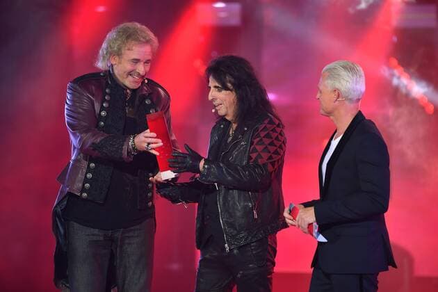 Bilder des Jahres 2019, Entertainment 09 September Entertainment Themen der Woche KW37 Entertainment Bilder des Tages v.li:Laudator Thomas GOTTSCHALK, ueberreicht Alice COOPER (Musiker), den SWR3 Lifetime Award. Re: Guido CANTZ Moderator), 25.SWR3 New Pop Festival 2019,Das Special, Aufzeichnung im Festspielhaus in Baden Baden am 12.09.219. *** v li Laudator Thomas GOTTSCHALK, presents Alice COOPER Musiker , the SWR3 Lifetime Award Re Guido CANTZ Moderator , 25 SWR3 New Pop Festival 2019,Das Special, Recording in the Festspielhaus in Baden Baden on 12 09 219