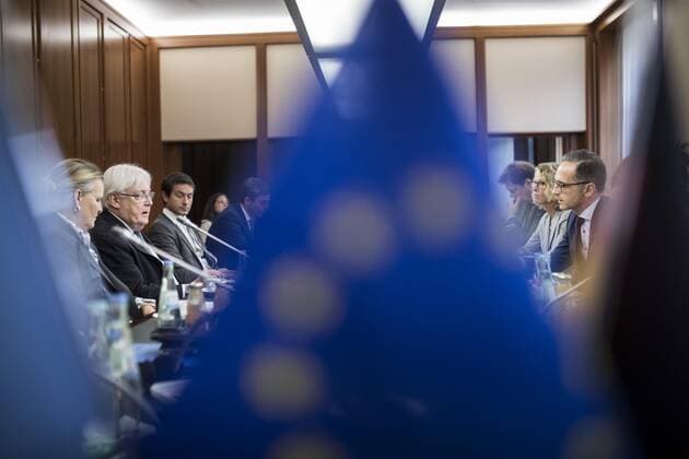 Bundesaussenminister Heiko Maas (R), SPD, aufgenommen im Rahmen des Treffens mit Lise Grandee (L), residierenden UN-Koordinatorin im Jemen, und Martin Griffiths (2L), UN-Sonderbeauftragter fuer den Jemen, in Berlin, 13.09.2019. Berlin Germany