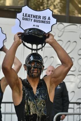 . 13 09 2019. London, United Kingdom. Supporters from animal rights group PETA pour buckets of black toxic slime over their heads to draw attention to the hazardous waste associated with the leather industry, on the opening day of London Fashion Week.  xHowardxJonesx xi-Imagesx IIM-20146-0018