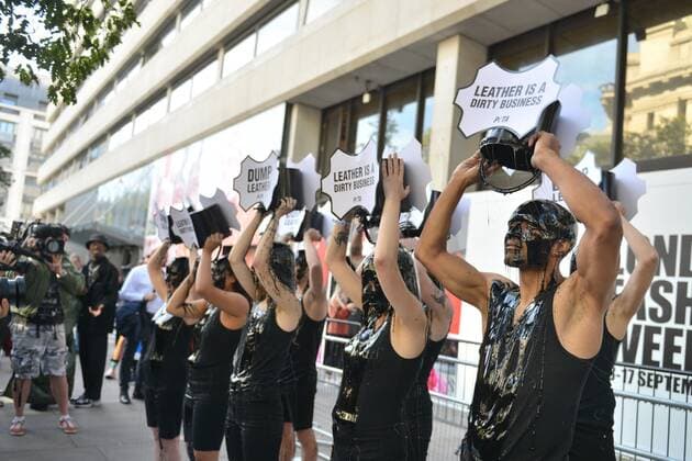 . 13 09 2019. London, United Kingdom. Supporters from animal rights group PETA pour buckets of black toxic slime over their heads to draw attention to the hazardous waste associated with the leather industry, on the opening day of London Fashion Week.  xHowardxJonesx xi-Imagesx IIM-20146-0019