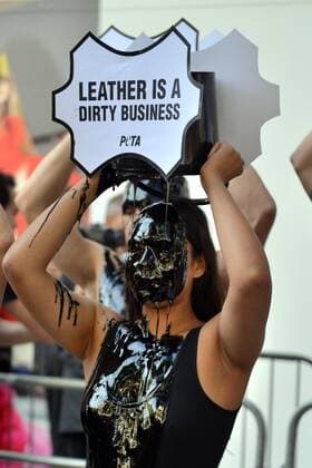 . 13 09 2019. London, United Kingdom. Supporters from animal rights group PETA pour buckets of black toxic slime over their heads to draw attention to the hazardous waste associated with the leather industry, on the opening day of London Fashion Week.  xHowardxJonesx xi-Imagesx IIM-20146-0024